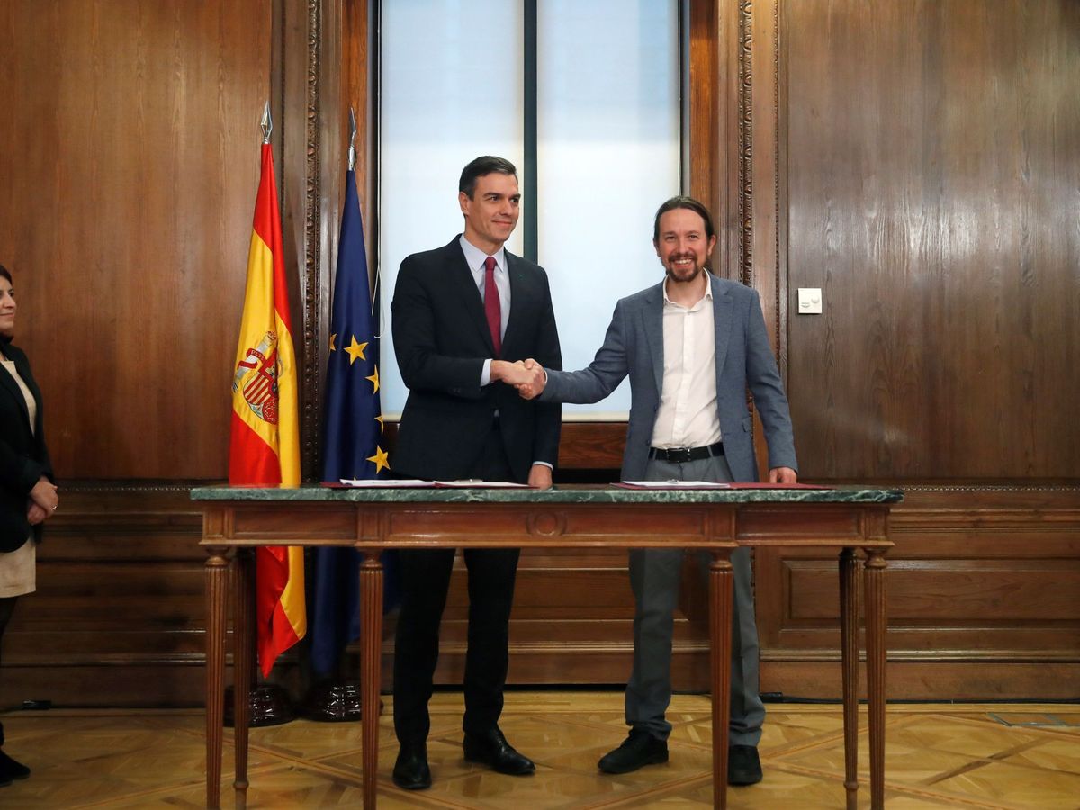Foto: Sánchez e iglesias firman el programa de su futuro gobierno de coalición. (EFE)