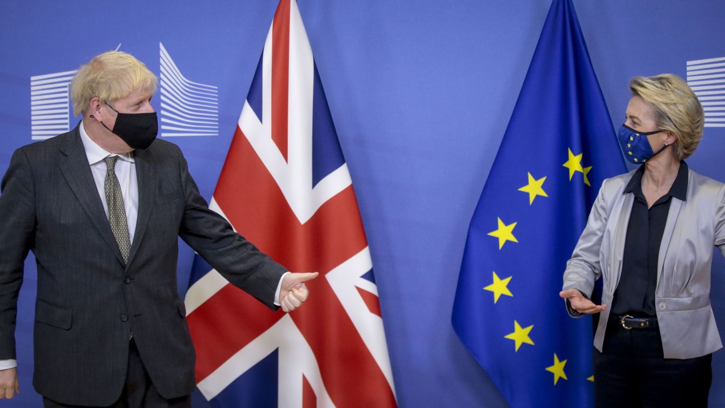 Boris Johnson junto a Ursula Von der Leyen, presidenta de la Comisión Europea. (EFE)