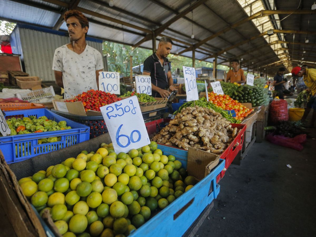 Foto: La inflación ha azotado a países de todo el mundo. Un vendedor en Sri Lanka, el 25 de agosto de 2022. CHAMILA KARUNARATHNE / EFE
