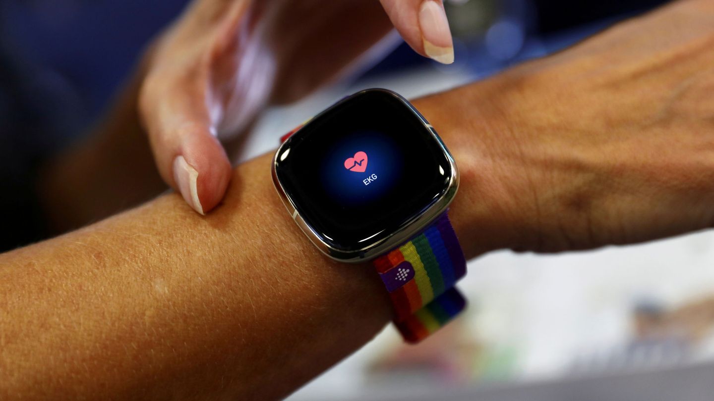 Un reloj de Fitbit. (Reuters)