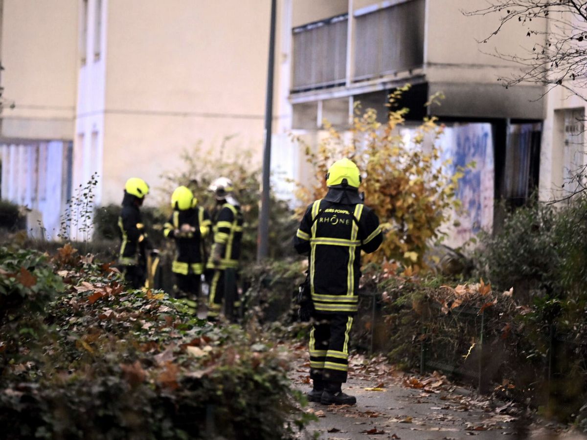 Foto: Bomberos trabajan en un incendio de una vivienda en Francia en una imagen de archivo. (EFE/EPA/Joel Philippon)
