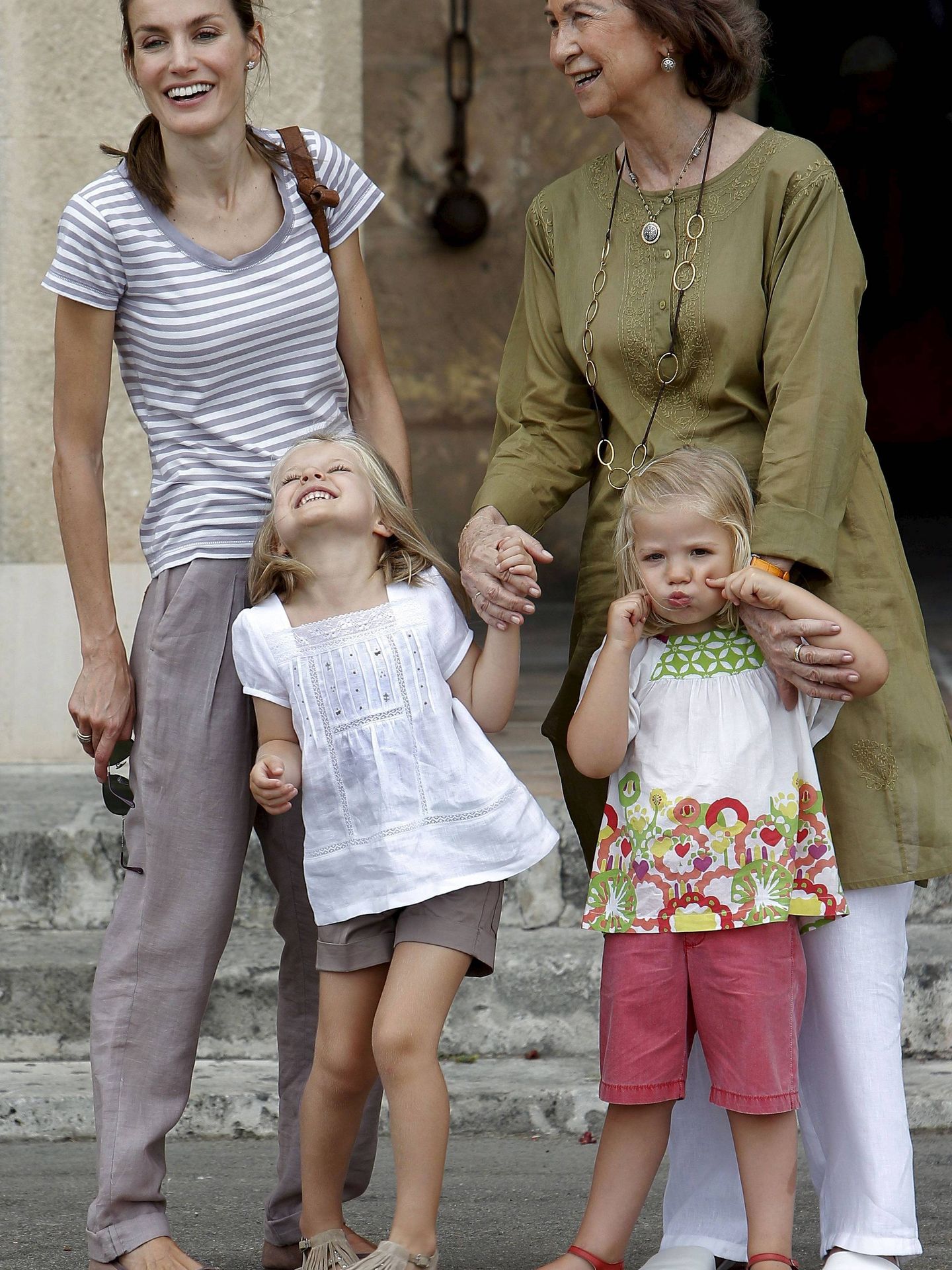 Las reinas Letizia y Sofía, con la princesa Leonor y la infanta Sofía en las puertas de Gordiola. (EFE)