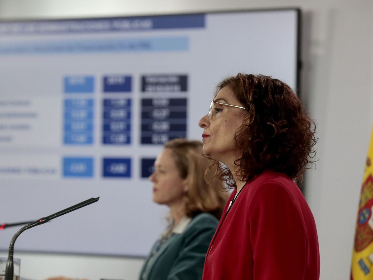 Foto: La ministra de Hacienda, María Jesús Montero, en primer plano, y la vicepresidenta de Asuntos Económicos, Nadia Calviño. (EFE) 