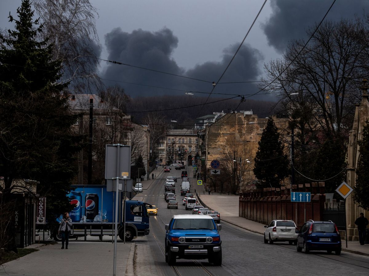 Foto: Bombardeos rusos en las afueras de Lviv. (EFE/Wojtek Jargilo)