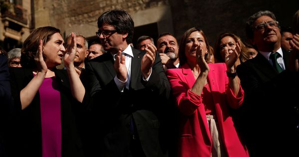 Foto: La alcaldesa de Barcelona junto a Puigdemont, Forcadell y Enric Millo. (REUTERS)