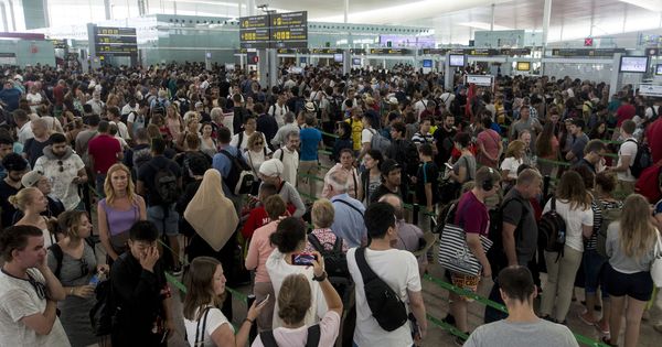 Foto: Largas colas en el aeropuerto de Barcelona-El Prat. (EFE)