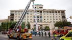 Los bomberos de Madrid animan a sus vecinos desde una grúa