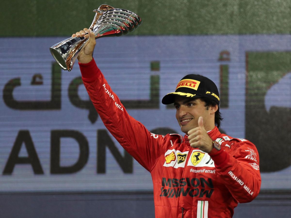 Foto: Carlos Sainz, en el podio de Abu Dabi. (EFE)