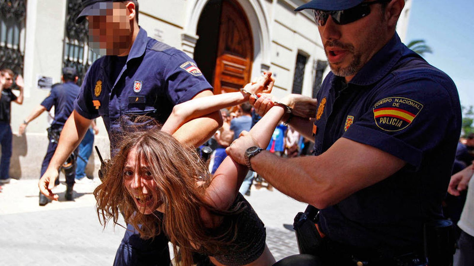 Foto: Maria Gombau, cuando fue detenida en 2011 en una protesta de 'indignados' ante las Cortes Valencianas. (EFE)