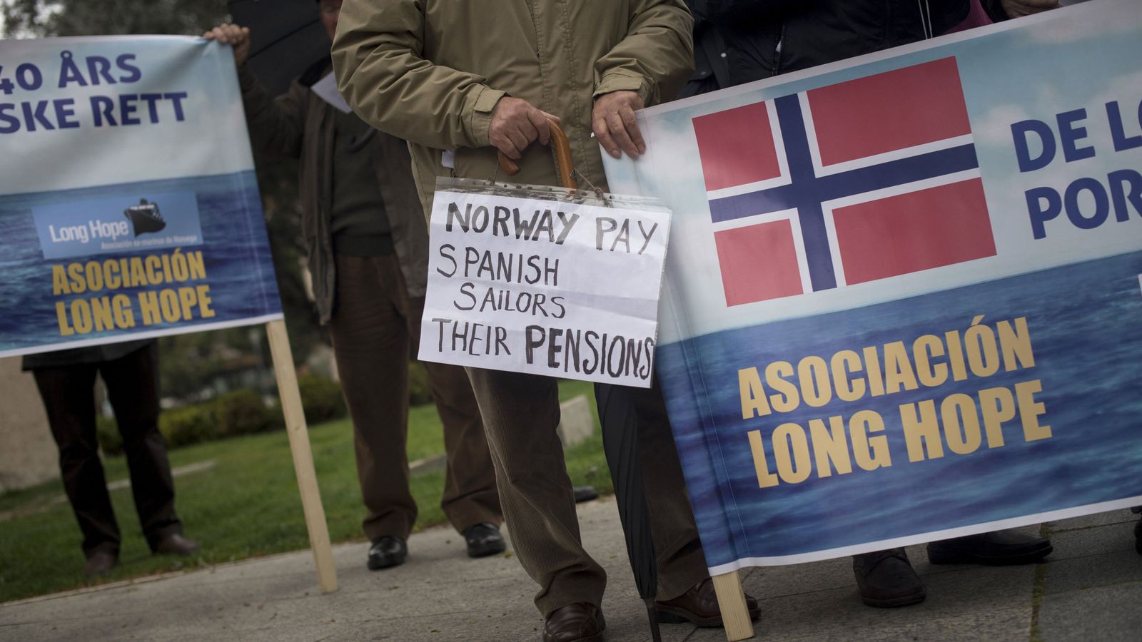 Foto: Foto de archivo de la concentración de exmarineros de Noruega frente a la embajada nórdica en Madrid para reclamar sus pensiones. (EFE)