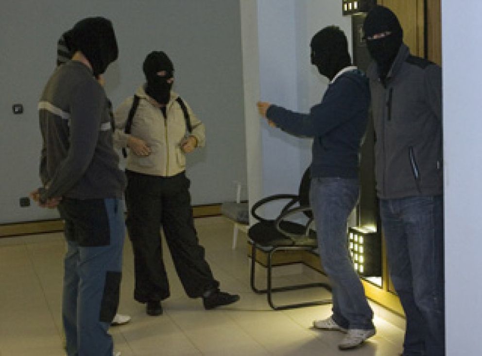 Foto: Cerco a EHAK: la Policía busca pruebas en su sede para vincularlo a ETA-Batasuna