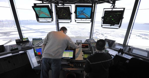 Foto: Controladores aéreos trabajando en el aeropuerto de LaGuardia, en Nueva York. (EFE)