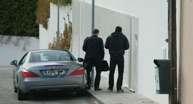 Tonino, hermano de Shakira, junto a otra persona a las puertas de la casa de Piqué y Shakira. 