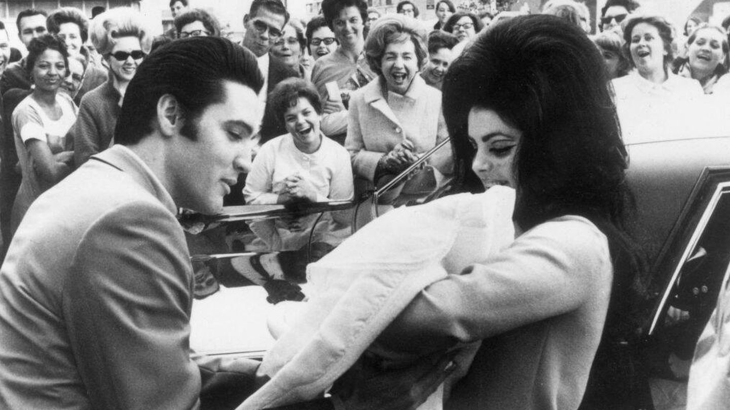 Elvis y Priscilla, con una recién nacida Lisa Marie. (Getty)