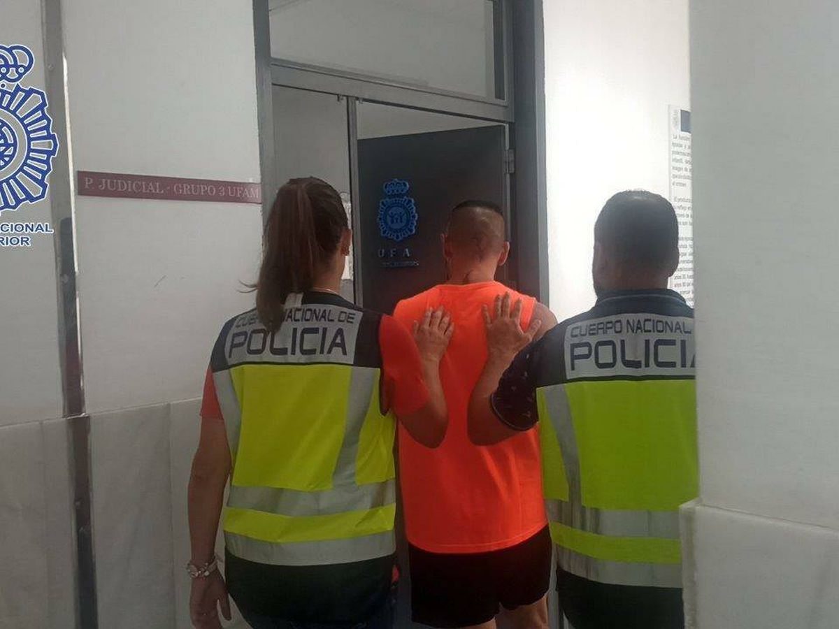 Foto: Traslado del detenido tras su detención. (Policía Nacional)