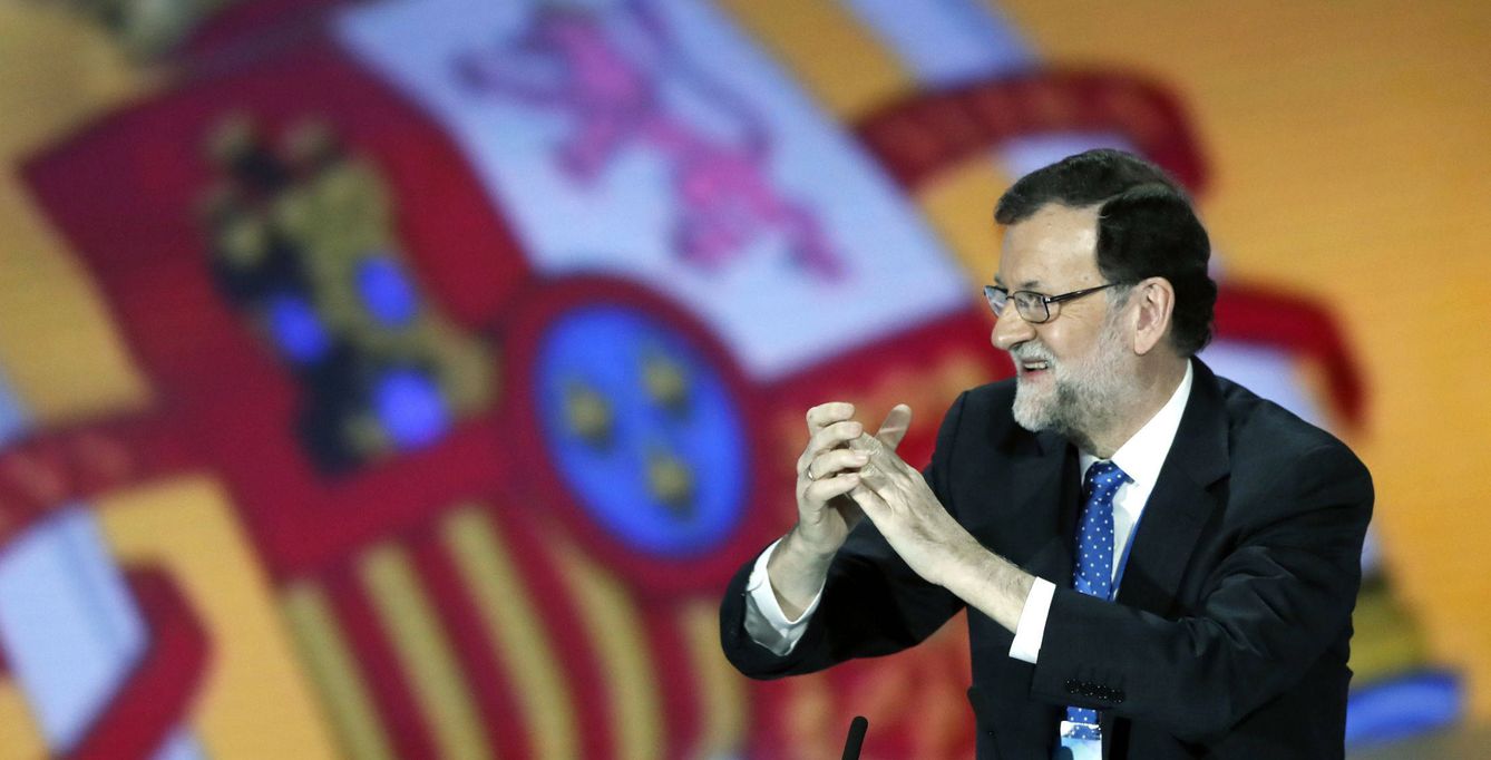 El presidente del Gobierno y del partido Popular, Mariano Rajoy, saluda a los asistentes a la clausura del XVIII Congreso nacional del partido. (EFE)