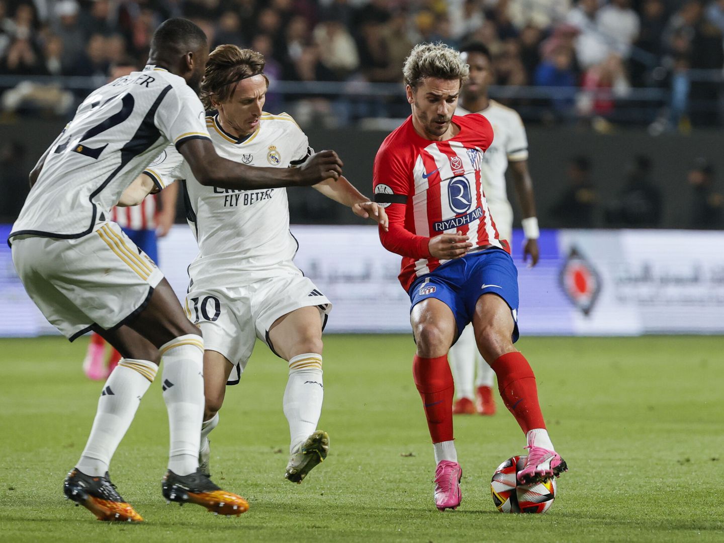 Griezmann se va de Modric en la jugada del empate a dos del Atleti. (EFE/Juan Carlos Cárdenas)