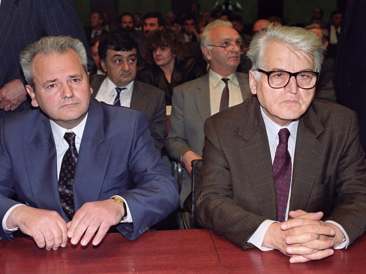 El presidente serbio Slobodan Milosevic (izq.) junto a Dobrica Cosic, primer presidente de la República Federal de Yugoslavia (derecha)