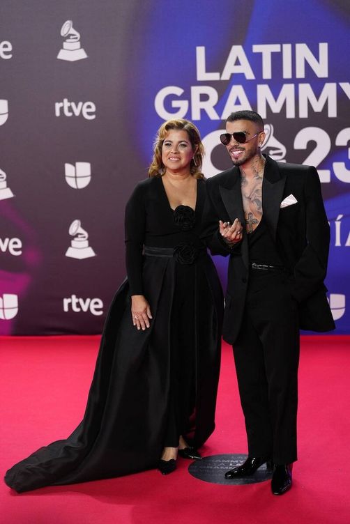 Rauw Alejandro posa con su madre en los Latin Grammy. (EFE)