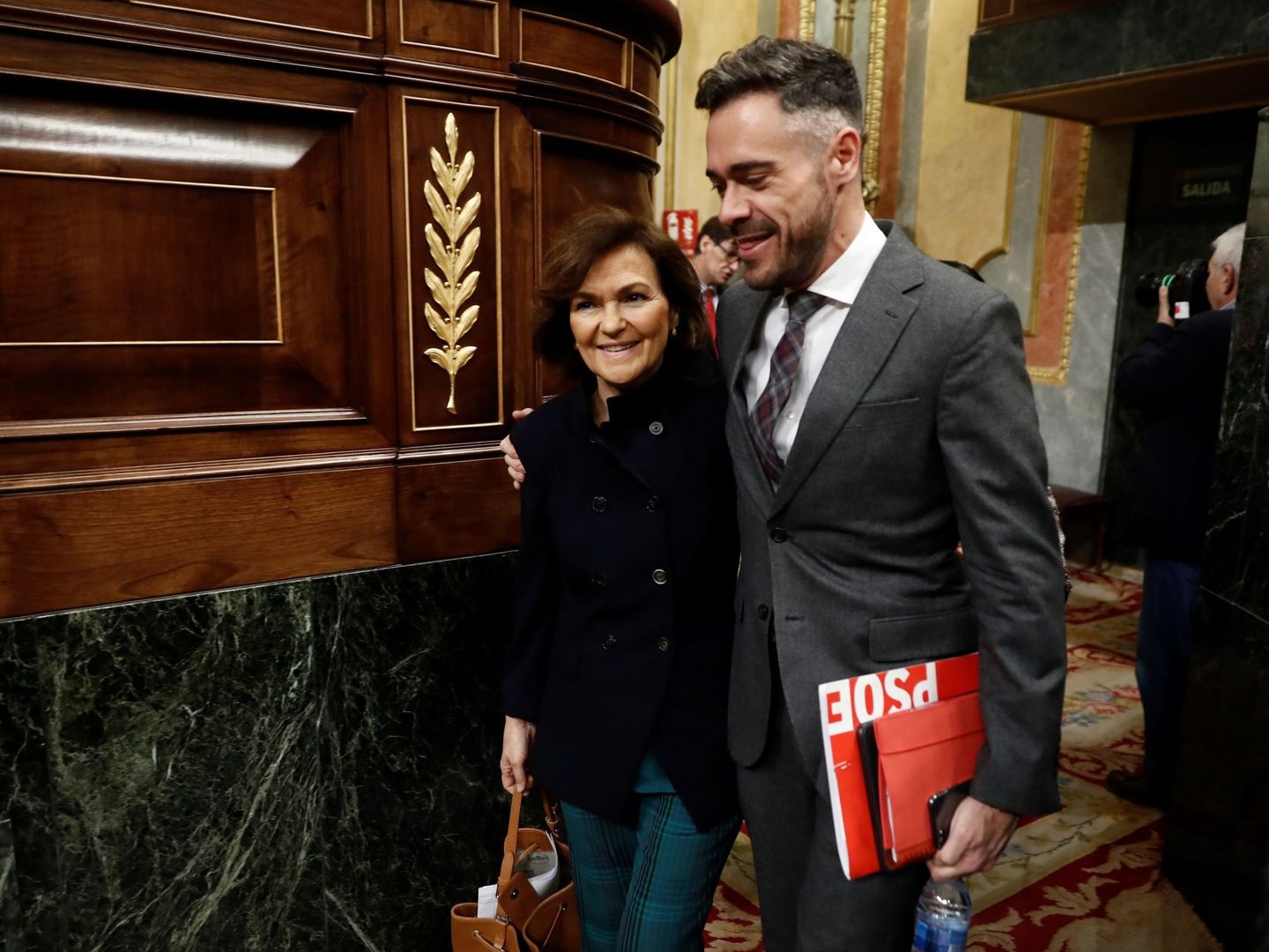 Carmen Calvo, acompañada por el diputado socialista Felipe Jesús Sicilia, en una imagen de archivo. (EFE)