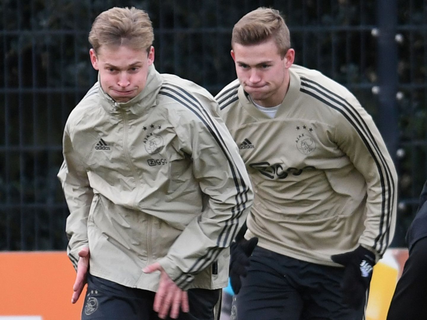 De Jong (i) y De Ligt durante un entrenamiento del Ajax. (Reuters)