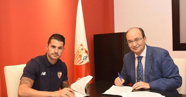 Foto: Vitolo, firmando su renovación en 2016 junto a José Castro. (Sevilla FC)