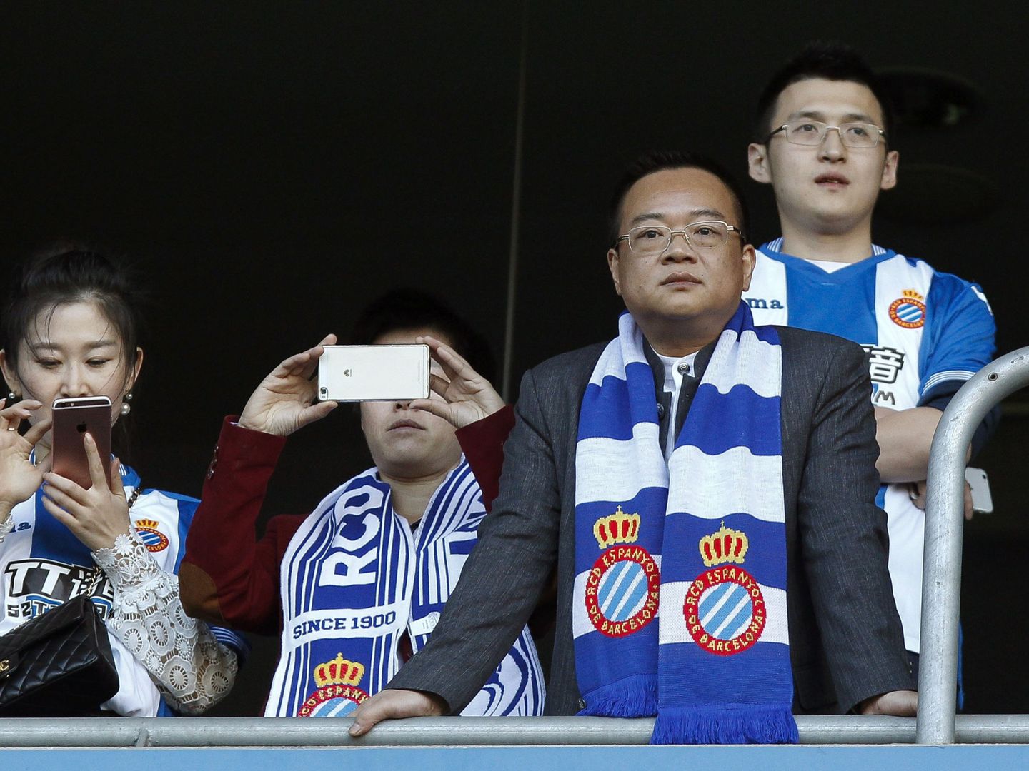 Chen Yansheng, con su familia en el palco del Espanyol. (EFE)