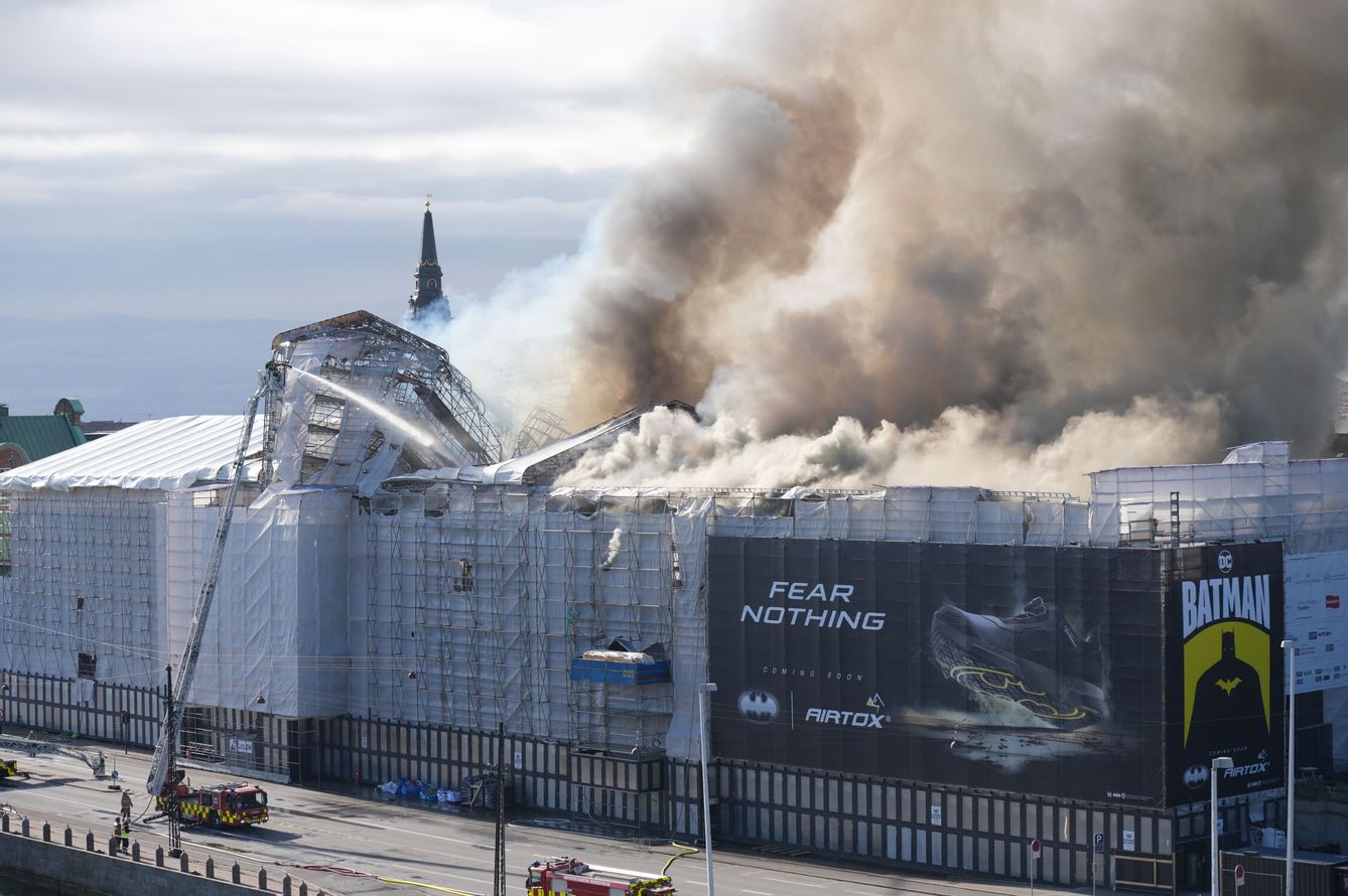 El edificio de la antigua bolsa de Copenhague, del siglo XVII, envuelto en llamas y humo este martes (EFE  Emil Helms)