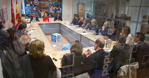 Foto: Cristina Cifuentes se reúne con los concejales del Ayuntamiento de Madrid. (Twitter: PP Comunidad de Madrid)