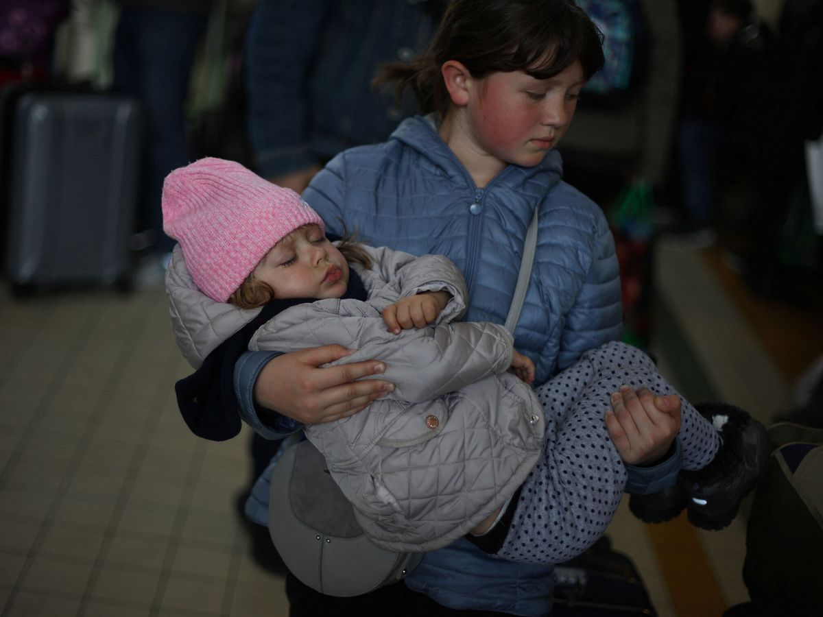Foto: Dos menores ucranianas salen de Ucrania por la frontera con Polonia. (Reuters/Kacper Pempel)