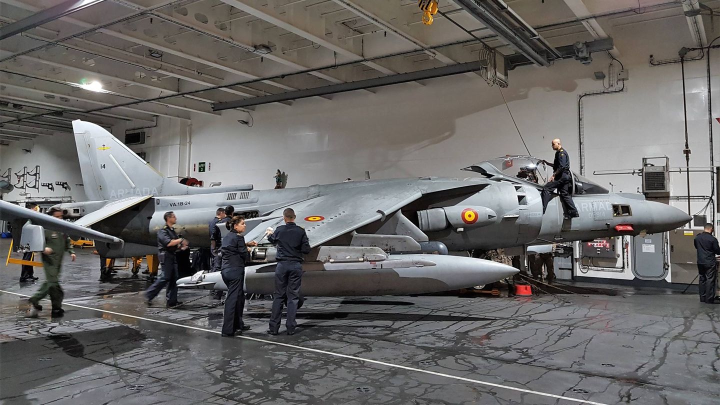 Hangar de aeronaves. Especialistas trabajando en un Harrier. (Foto: Juanjo Fernández)