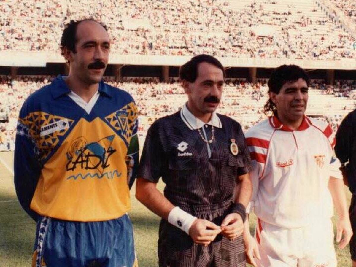 Foto: Pajares Paz, junto a Carmelo y Maradona en un Sevilla-Cádiz. (Cedida)