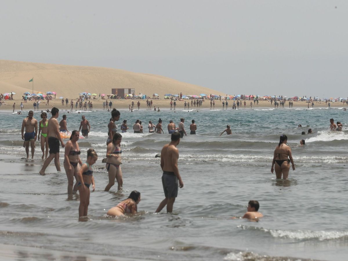 Foto: Turistas disfrutan de la playa de Maspalomas, en Gran Canaria. (EFE/Elvira Urquijo A.)