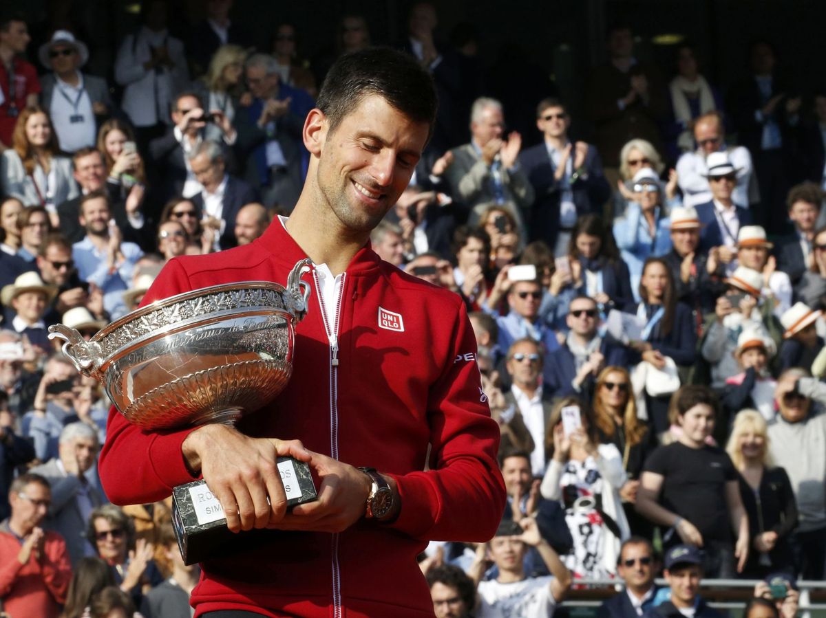 Foto: Djokovic posa con el trofeo de Roland Garros - Archivo. (Reuters)
