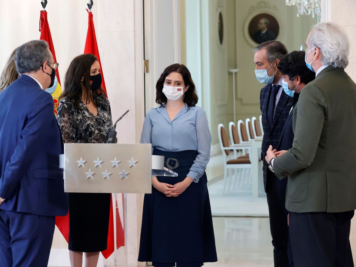 Foto: La presidenta madrileña, Isabel Díaz Ayuso (PP), rodeada por sus consejeros, antes de anunciar el adelanto electoral. (EFE)