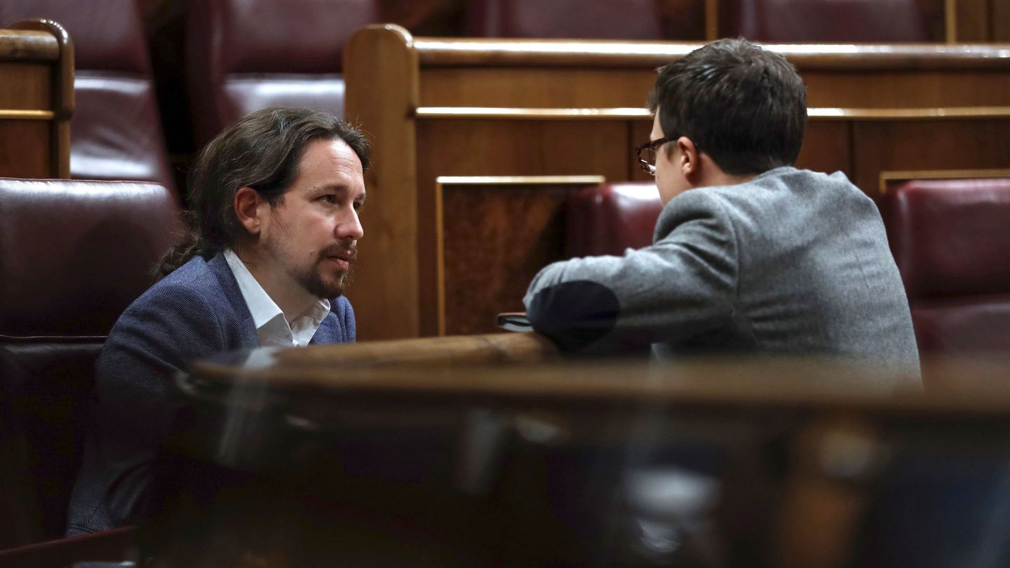El líder de Podemos, Pablo Iglesias, conversa con Íñigo Errejón. (EFE)