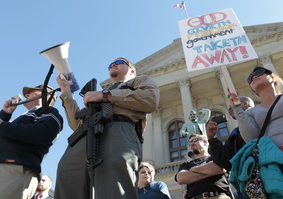 Foto: Michael Rugh (2º derecha) sostiene un rifle durante una protesta a favor de la permisividad en la tenencia de armas en Atlanta, Georgia (Reuters). 