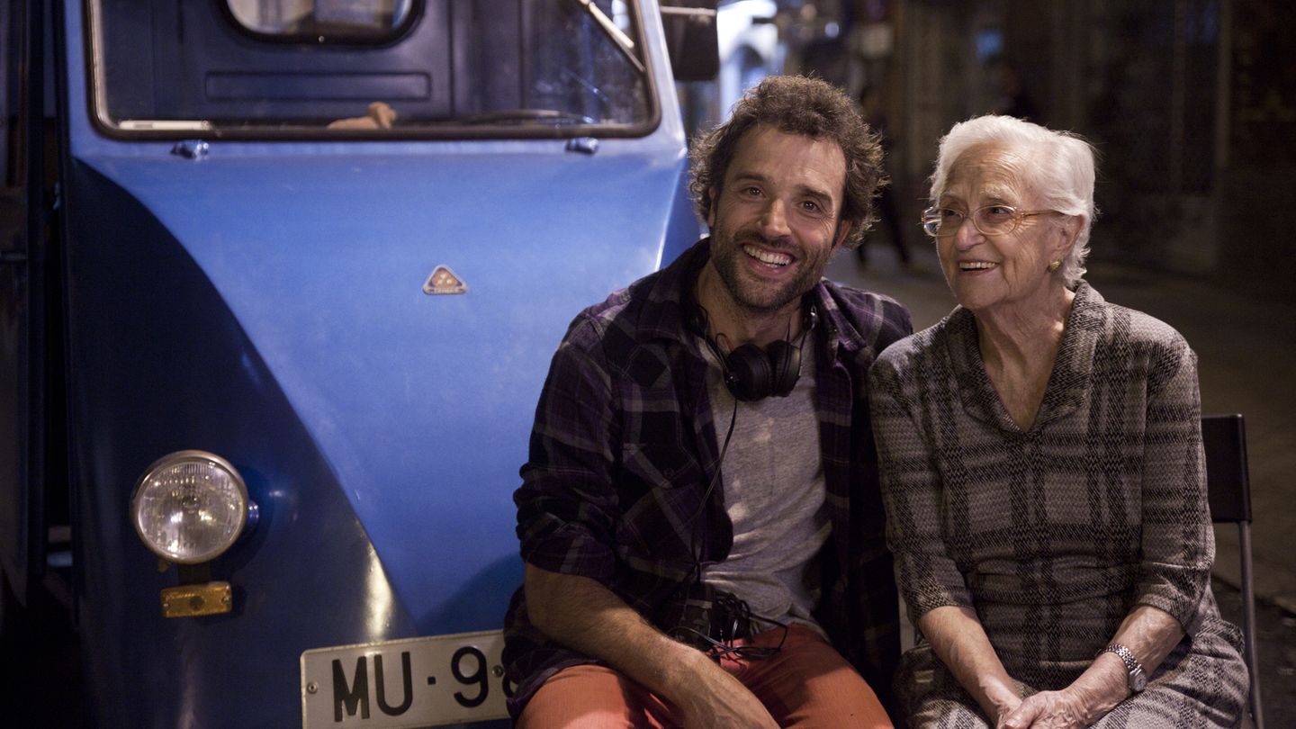 Guzmán con su abuela, una de las actrices de la película (acambiodenada.es)