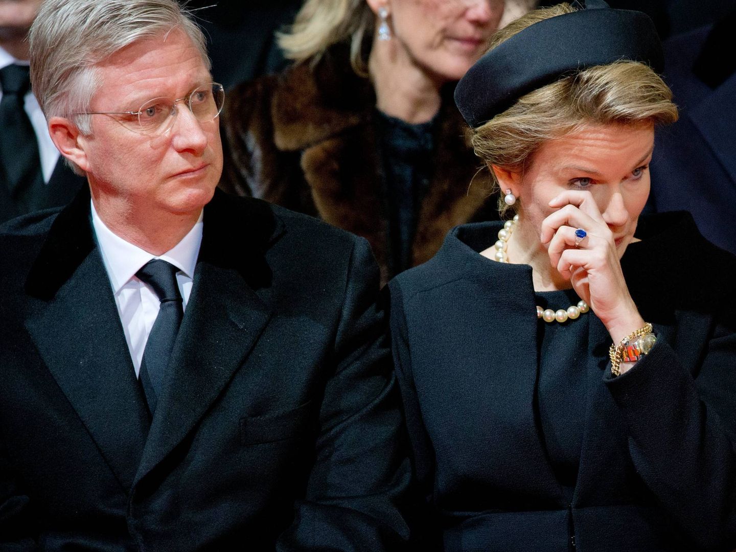 Los reyes belgas, llorando en el funeral de Fabiola. (Getty)