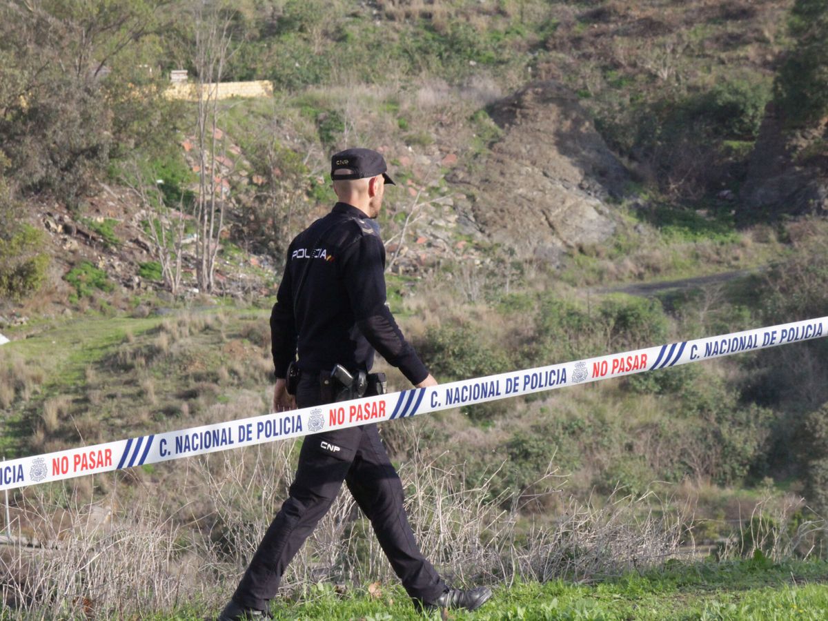 Foto: Un agente de Policía en el lugar del hallazgo del cadáver del pequeño. (EFE/Reduan)