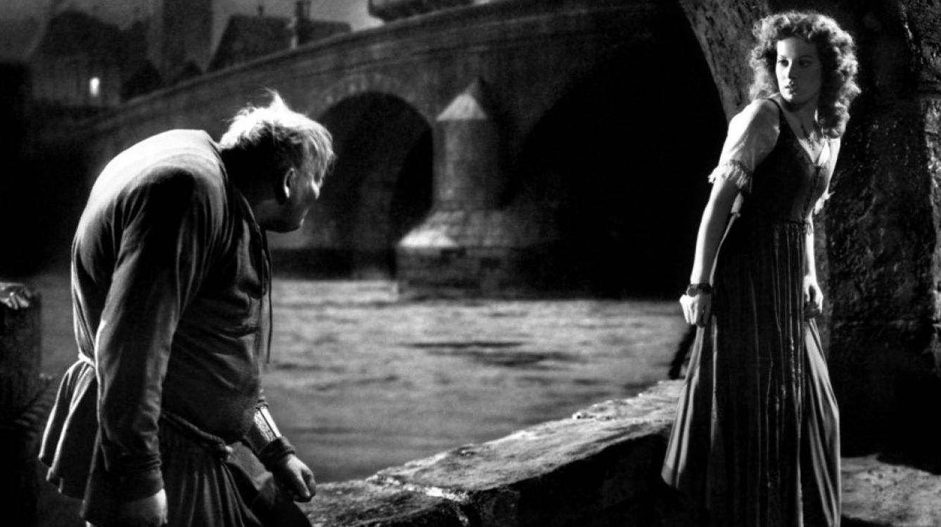 Quasimodo y la zíngara Esmeralda, en 'El jorobado de Notre-Dame' (1939).