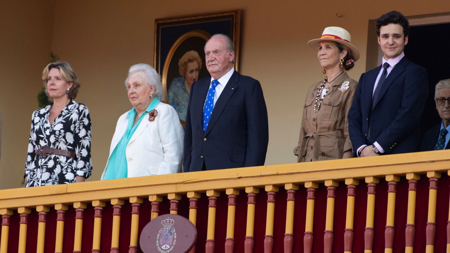 De izquierda a derecha: Simoneta Gómez-Acebo, la infanta Pilar, el rey Juan Carlos, la Infanta Elena y Felipe Marichalar. (EFE)
