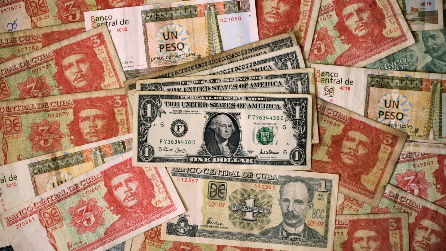 Dólares, pesos cubanos y pesos convertibles. (Reuters)