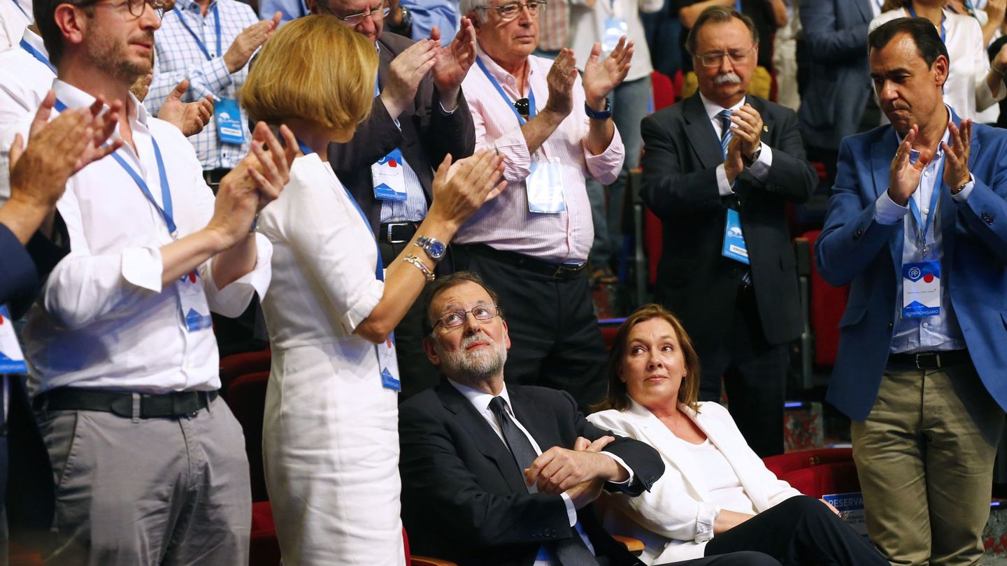Varios políticos del PP aplauden a Mariano Rajoy y a Elvira Fernández en el Congreso Nacional del partido. (EFE)