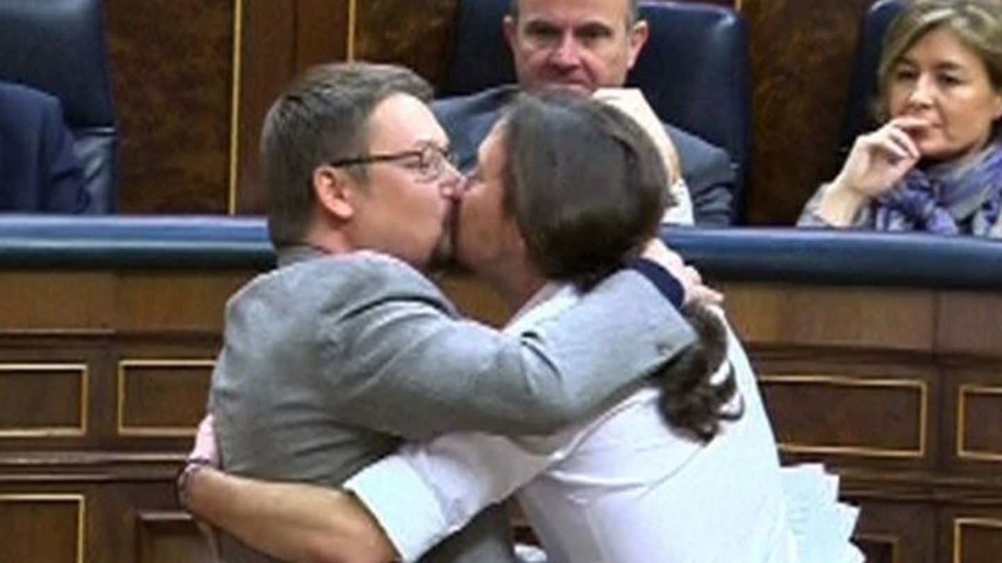 Pablo Iglesias y Xavier Domènech se besan en el Congreso de los Diputados.