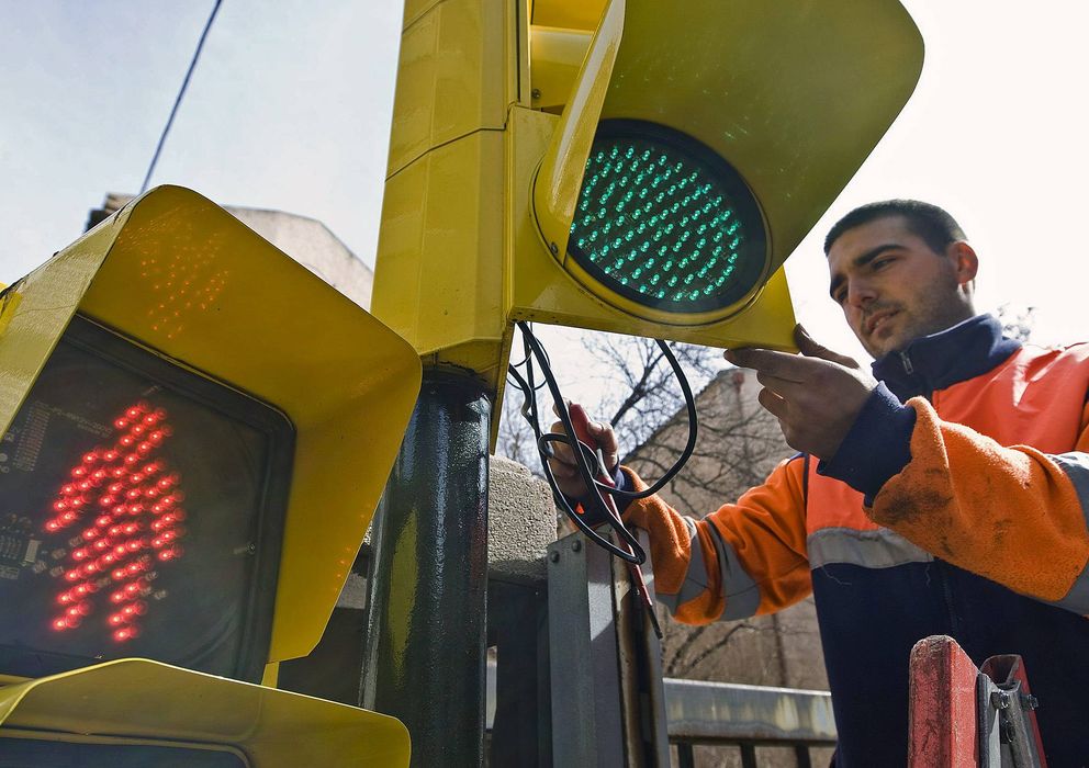 Foto: Un operario instala un semáforo en Zaragoza (EFE)