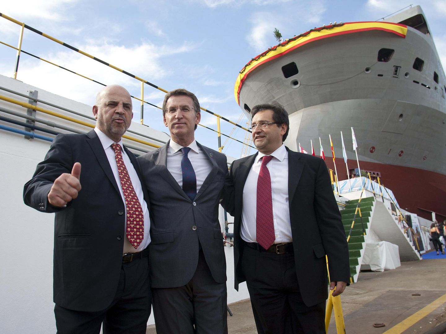 El coordinador de asesores de PEMEX Carlos Rúa; el presidente de la Xunta, Alberto Núñez Feijoo (c), y el presidente de PMI Jose Manuel Carrera, antes de la botadura del buque de apoyo offshore 'Reforma Pemex'. (EFE)