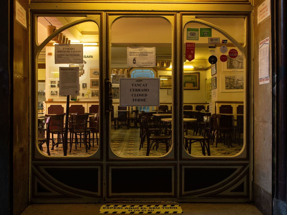 Foto: Un bar cerrado, en Barcelona. (EFE)