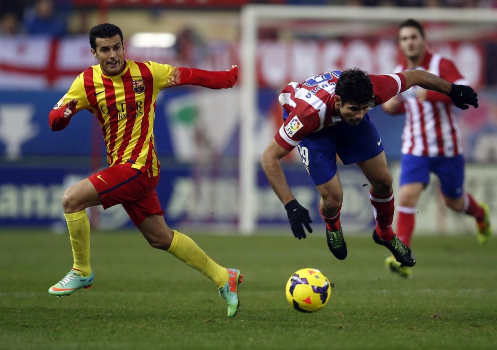 Foto: Diego Costa peleando un balón con Pedro.