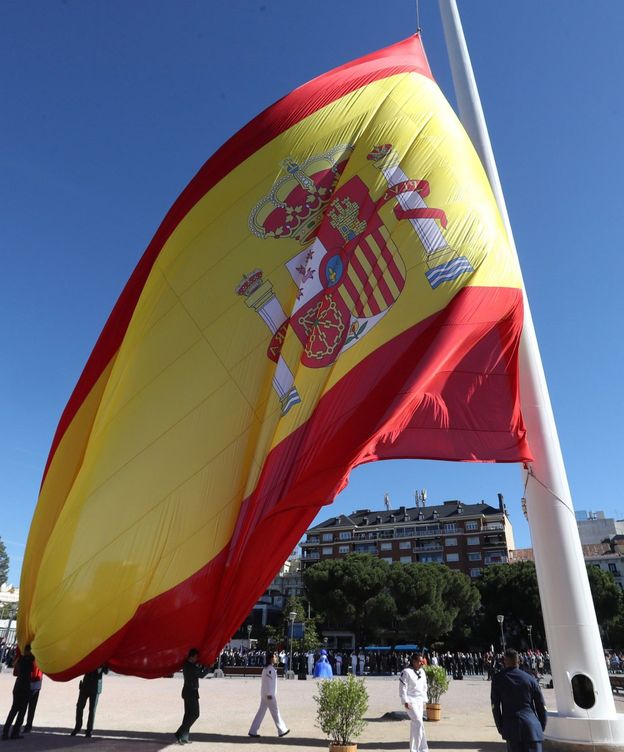 Foto:  Acto de izado solemne de bandera con motivo del IV aniversario de la proclamación del Rey Felipe VI. (EFE)